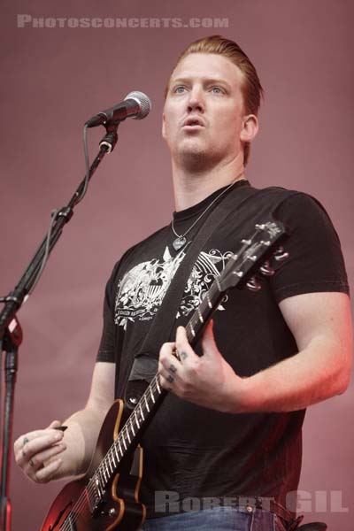 QUEENS OF THE STONE AGE - 2005-08-25 - SAINT CLOUD - Domaine National - Grande Scene - Joshua Michael Homme III